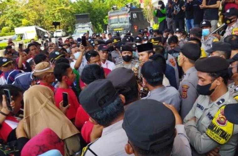 Ketua DPRD Provinsi Jambi, Edi Purwanto saat temui massa serikat buruh. (Ist)