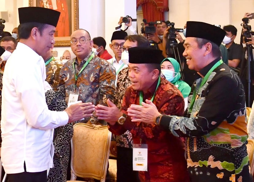 Gubernur Jambi, Al Haris saat bersalaman dengan Presiden Jokowi.