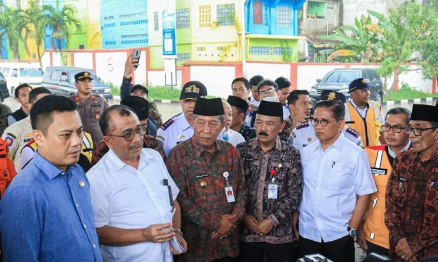 Wakil Gubernur Jambi, Abdullah Sani bersama anggota Komisi V DPR RI saat berkunjung ke Kabupaten Batanghari. (ist)