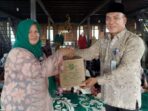 kadisperindag provinsi jambi kemas muhammad fuad (kanan), memberi bantuan bagi perajin batik jambi,