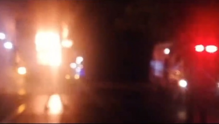 Mobil berisi paket terbakar di Muaro Jambi.