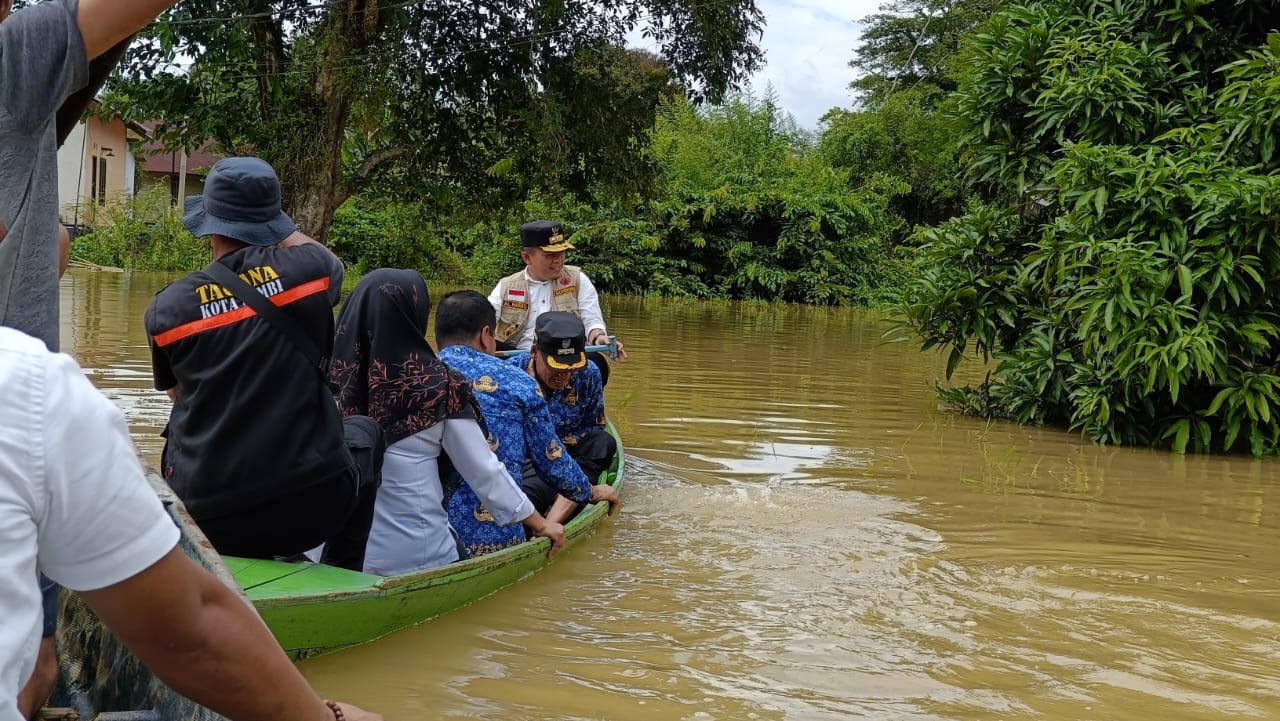Gubernur Jambi, Al Haris saat Tinjau Banjir di Sijenjang dan Seberang Kota Jambi.