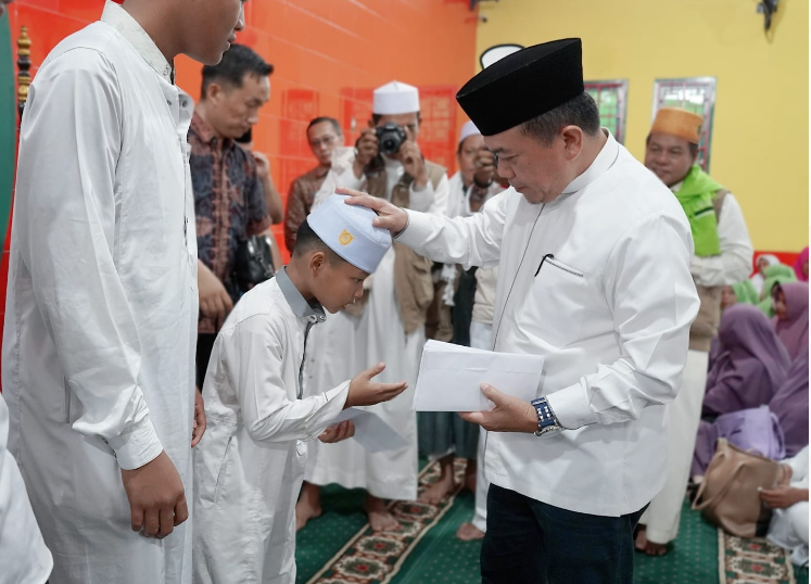 Gubernur Jambi, Al Haris saat menghadiri Isra’ Mi’raj di Masjid Cheng Hoo.