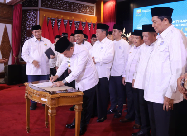 gubernur dan wakil gubernur jambi, al haris dan abdullah sani saat menghadiri pelantikan pw ika pmii provinsi jambi..