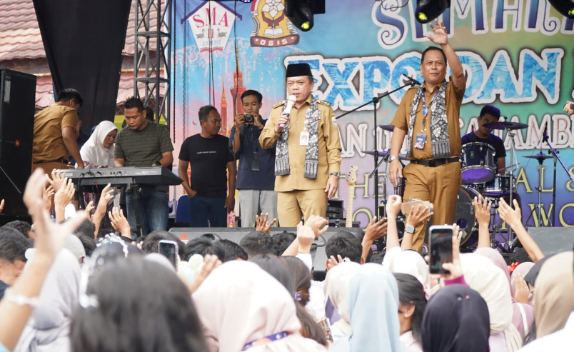 gubernur jambi, al haris saat menghadiri acara hut sma n 11 kota jambi.