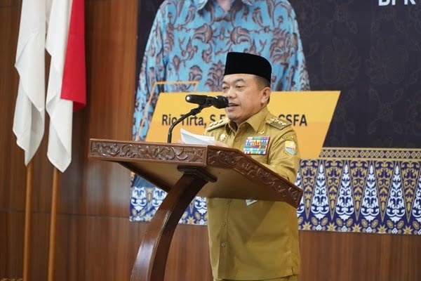 gubernur jambi, al haris saat menghadiri serah terima jabatan (sertijab) kepala perwakilan badan pemeriksa keuangan (bpk) perwakilan provinsi jambi.