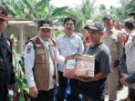 gubernur jambi, al haris saat serahkan bantuan ke korban banjir di mandiangin.