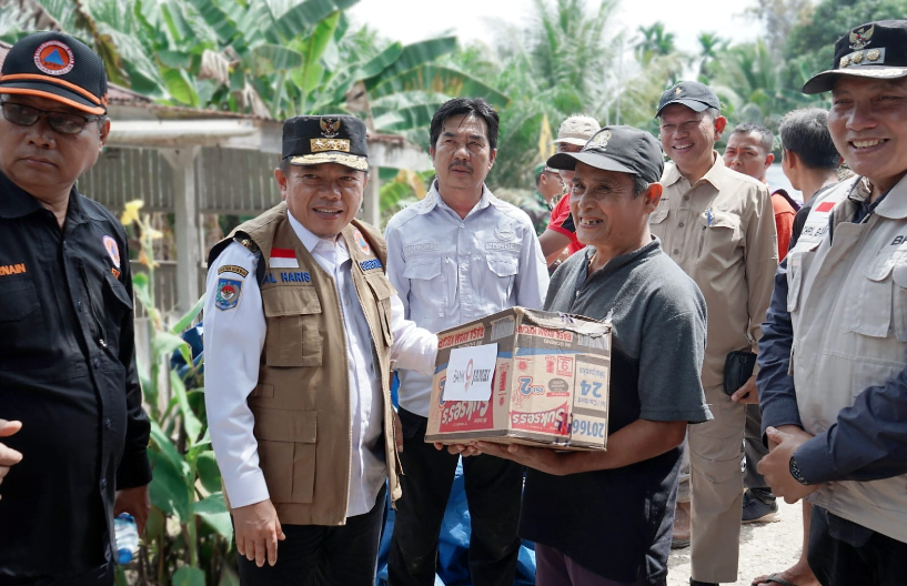 gubernur jambi, al haris saat serahkan bantuan ke korban banjir di mandiangin.