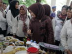 ketua tp pkk provinsi jambi hj. hesnidar haris saat membuka lomba masak pindang ikan patin