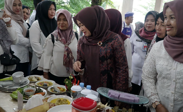 ketua tp pkk provinsi jambi hj. hesnidar haris saat membuka lomba masak pindang ikan patin