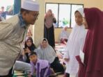 maulana (kiri) bersama mak mak yang akan umrah bersamanya.