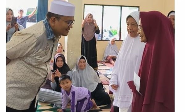 maulana (kiri) bersama mak mak yang akan umrah bersamanya.