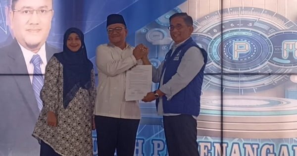 penyerahan sk rekomendasi pan oleh ketua dpw pan provinsi jambi h bakri kepada dr dr maulana sebagai bakal calon walikota jambi 2024 2029.