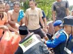 Personel Polairud Polda Jambi bantu warga terdampak banjir.