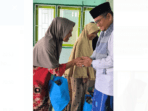 dr maulana saat bagikan paket sembako ke warga pal 8 kenali besar kota jambi.