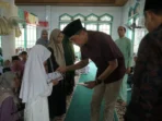 beri santunan ke anak yatim.jpg