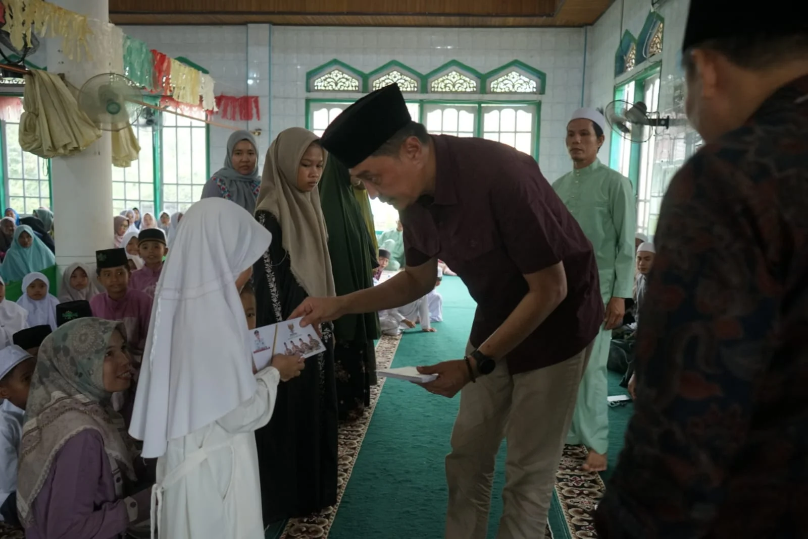 beri santunan ke anak yatim.jpg