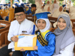 Dr Maulana bersama isteri tercinta dr Nadiyah saat menghadiri wisuda Tahfidz sang anak.