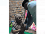 dr maulana saat sambangi salah satu warga disekitar masjid nur rohimah bakung jaya, palmerah.