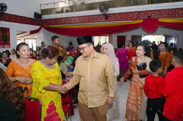 Didampingi Sang Isteri, H. Maulana Hadiri Pesta Bona Taon Raja Sitanggang Anak Boru Bere Se Kota Jambi