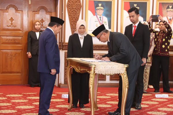 gubernur jambi, al haris melantik h. hairul suhairi, s.e., m.m menjadi direktur utama pt. bank pembangunan daerah jambi
