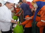 Gubernur Jambi, Al Haris serahkan bantuan sembako untuk petugas kebersihan di Kota Jambi.