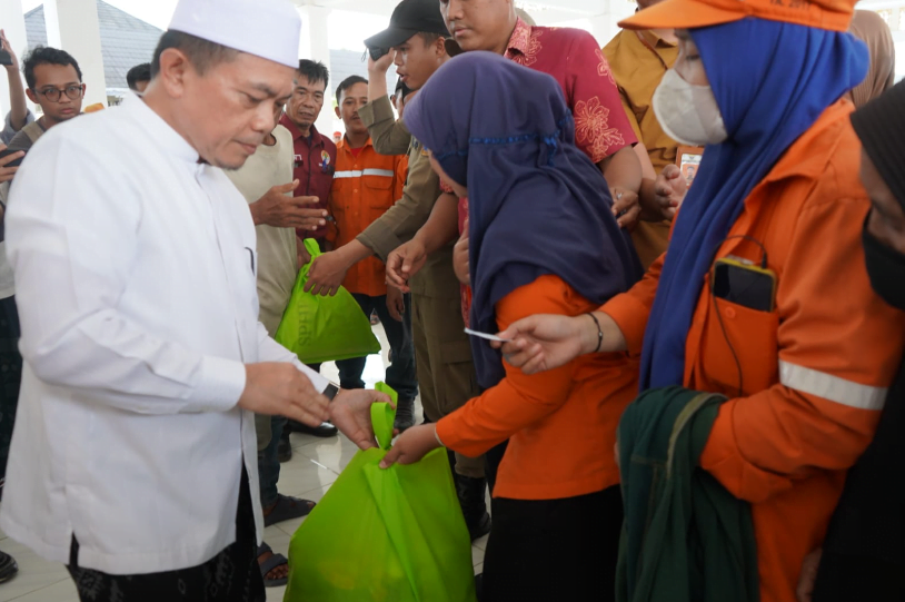 Gubernur Jambi, Al Haris serahkan bantuan sembako untuk petugas kebersihan di Kota Jambi.