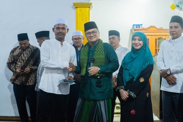 h. maulana dan forum rt kota jambi berbuka puasa bersama warga talang gulo..
