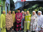 h. maulana foto bersama emak emak setelah mengisi tausiyah subuh di masjid al maghfiroh komplek perumahan bakung jaya.