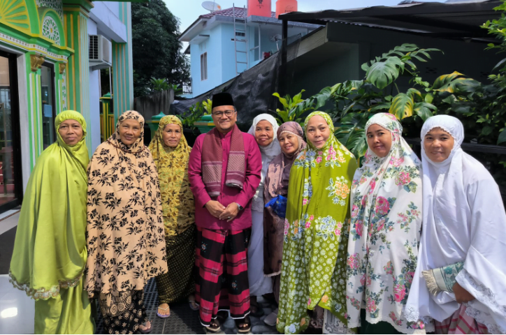h. maulana foto bersama emak emak setelah mengisi tausiyah subuh di masjid al maghfiroh komplek perumahan bakung jaya.