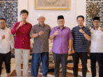 h. maulana foto bersama pengurus masjid al aqsha sungai asam kota jambi setelah serahkan alat musik hadroh.