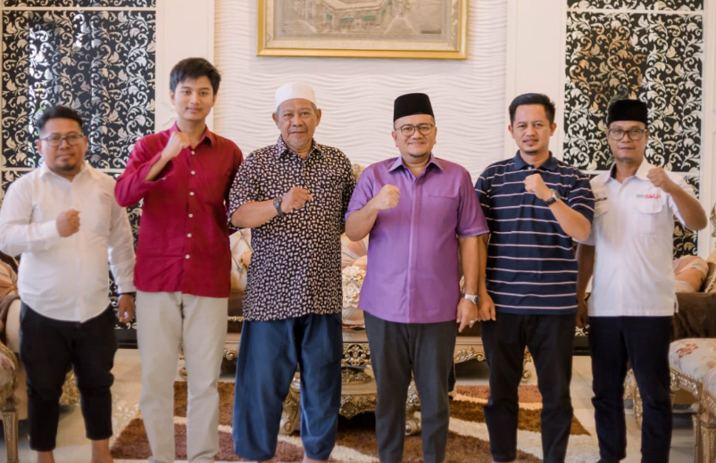 h. maulana foto bersama pengurus masjid al aqsha sungai asam kota jambi setelah serahkan alat musik hadroh.