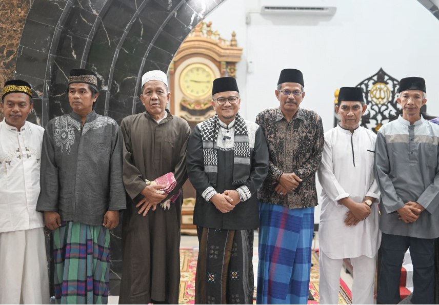 h. maulana safari ramadan di masjid al umaroh handil jaya.