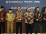 ketua dprd jambi edi purawanto dan gubernur al haris saat menghadiri acara serah terima jabatan kepala bpk ri perwakilan jambi