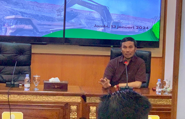 ketua dprd provinsi jambi, edi purwanto menghadiri rapat pengaturan penggunaan jalan angkutan batubara melalui sungai