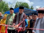 ketua dprd provinsi jambi, edi purwanto saat memotong pita tanda diresmikannya masjid raya baiturrahim di desa rantau keloyang, kabupaten bungo.