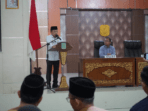 Gubernur saat menyerahakan Piagam dan Bantuan Pensiunan Aparatur Sipil Negara (ASN) Guru dilingkup Provinsi Jambi yang berada di Kabupaten Merangin