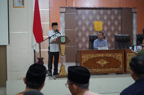 Gubernur saat menyerahakan Piagam dan Bantuan Pensiunan Aparatur Sipil Negara (ASN) Guru dilingkup Provinsi Jambi yang berada di Kabupaten Merangin