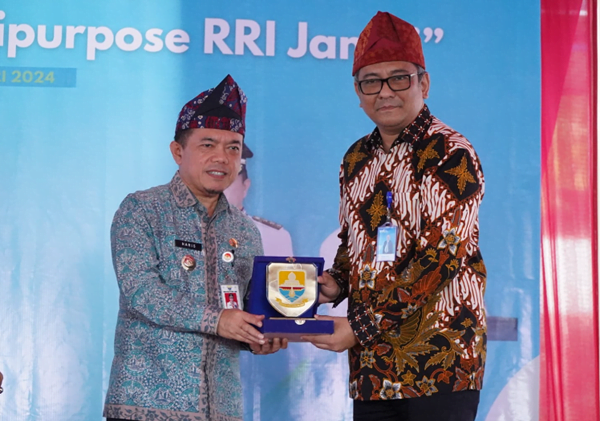 Gubernur Jambi, Al Haris saat hadiri acara Peresmian Studio Multipurpose Radio Republik Indonesia (RRI) Jambi. Foto: Diskominfo Provinsi Jambi