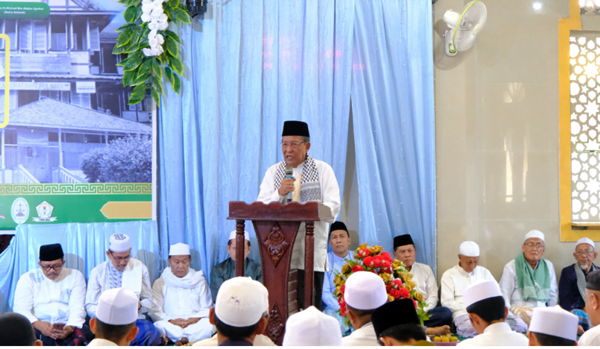 Wakil Gubernur Jambi, Abdullah Sani saat menghadiri acara Ziarah Kubro dan Haul Masyayikh Tsamaratul Insan yang diselenggarakan di Masjid Jami’ Azharussa’adah Ponpes Sa’adatuddaren.