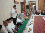 Gubernur Jambi, Al Haris menyerahakan Piagam dan Bantuan Pensiunan Aparatur Sipil Negara (ASN) Guru dilingkup Pemerintah Provinsi (Pemprov) Jambi yang berada di Kabupaten Sarolangun dan Bantuan BPJS Ketenagakerjaan