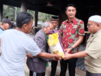 Pj Bupati Muaro Jambi, Bachyuni Deliansyah saat serahkan bantuan kepada korban kebakaran.