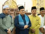 H.Maulana Safari Ramadan dan menjadi imam Sholat Tarawih di Masjid Darul Muslim RT 01, Kelurahan Kenali Asam.