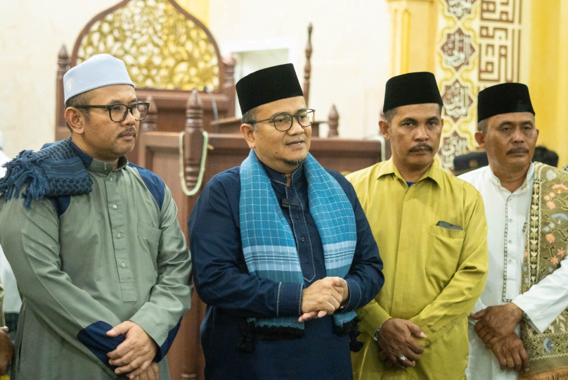 H.Maulana Safari Ramadan dan menjadi imam Sholat Tarawih di Masjid Darul Muslim RT 01, Kelurahan Kenali Asam.