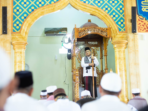 H. Maulana Menjadi Imam dan Khotib Sholat Jumat di Masjid Istiqomah Penyengat Rendah