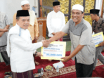 Gubernur Jambi, Al Haris saat serahkan bantuan 270 juta rupiah untuk Masjid dan Musholla secara simbolis pada kegiatan safari ramadhan di Muara Bungo.