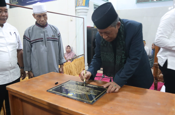 wakil gubernur jambi, abdullah sani resmikan status langgar jami' al hidayatussholihin desa tangkit.