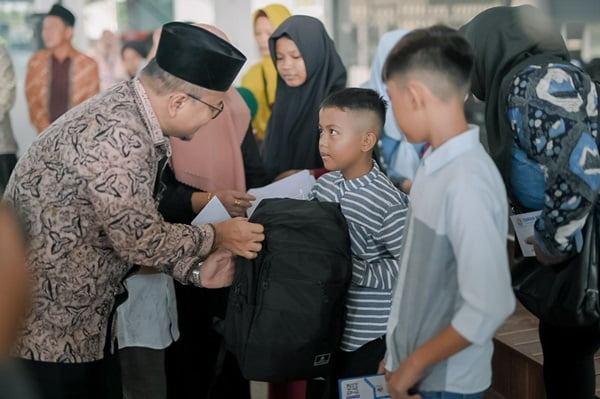 h. maulana berkumpul bersama kaum duafa kota jambi..