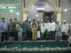 h. maulana safari ramadhan bersama warga danau sipin di masjid al ittihad..