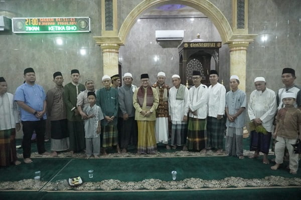 h. maulana safari ramadhan bersama warga danau sipin di masjid al ittihad..